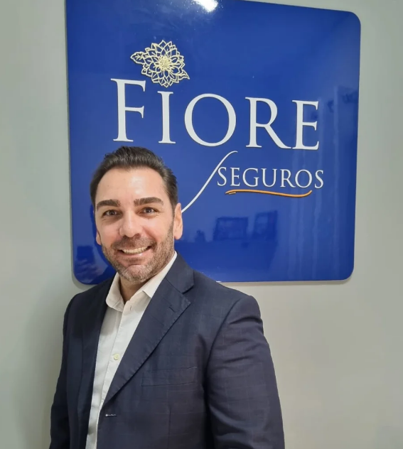 Um rosto por trás de cada apólice — atendimento humano, sem intermediários. Fiore, corretor de seguros e fundador da Fiore Seguros, em retrato institucional